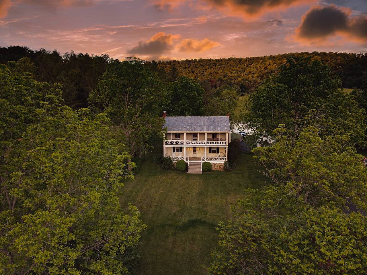 Escape to the country side and enjoy beautiful sunsets and nature at the Farm at Jump View.  Our historic farmhouse offers a respite from modern life, but high speed internet is available if you desire it! Historic Farm - Relax, Hike, & Fish! Pet Friendly