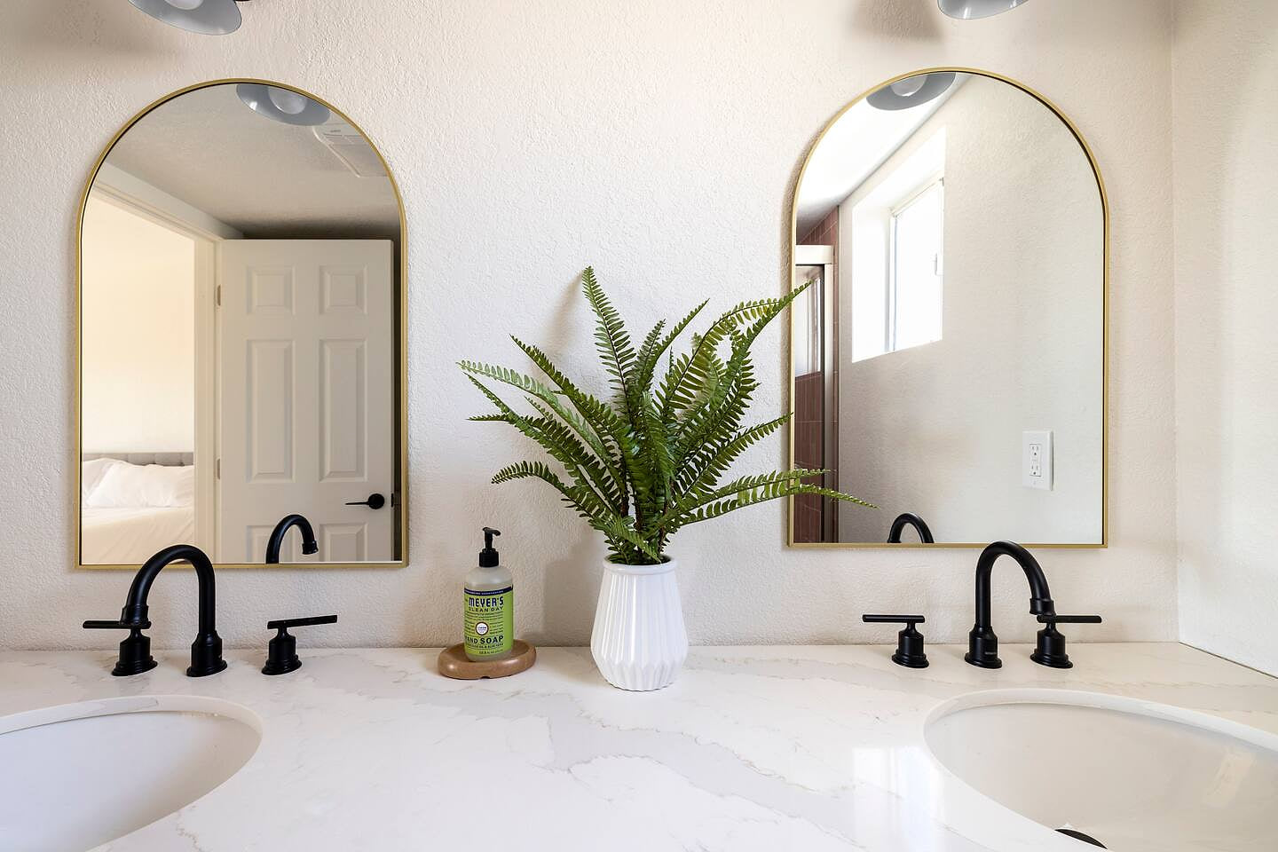 En Suite bathroom Lux & Cozy ~ Sedona Mountain View ~ Heated Pool & Jacuzzi