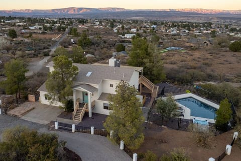 Lux & Cozy ~ Sedona Mountain View ~ Heated Pool & Jacuzzi