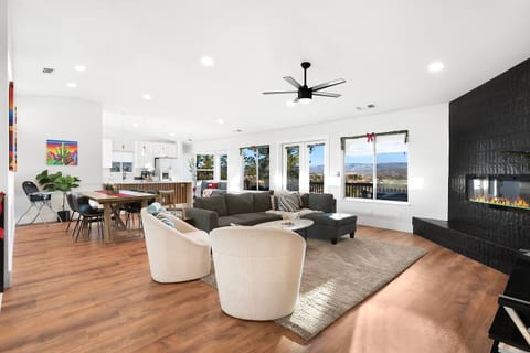 Lux & Cozy ~ Sedona Mountain View ~ Heated Pool & Jacuzzi