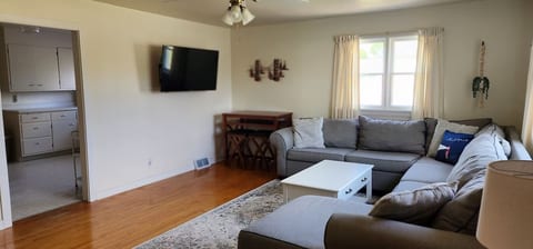 Livingroom, Roku smart TV, high speed internet