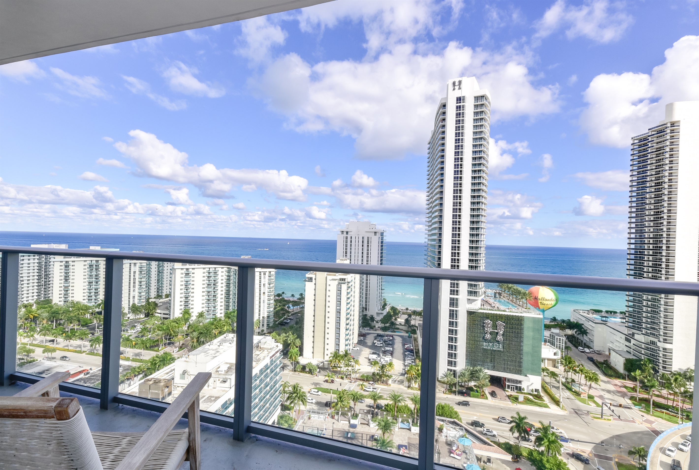 Terrace/Balcony with City and sea view
