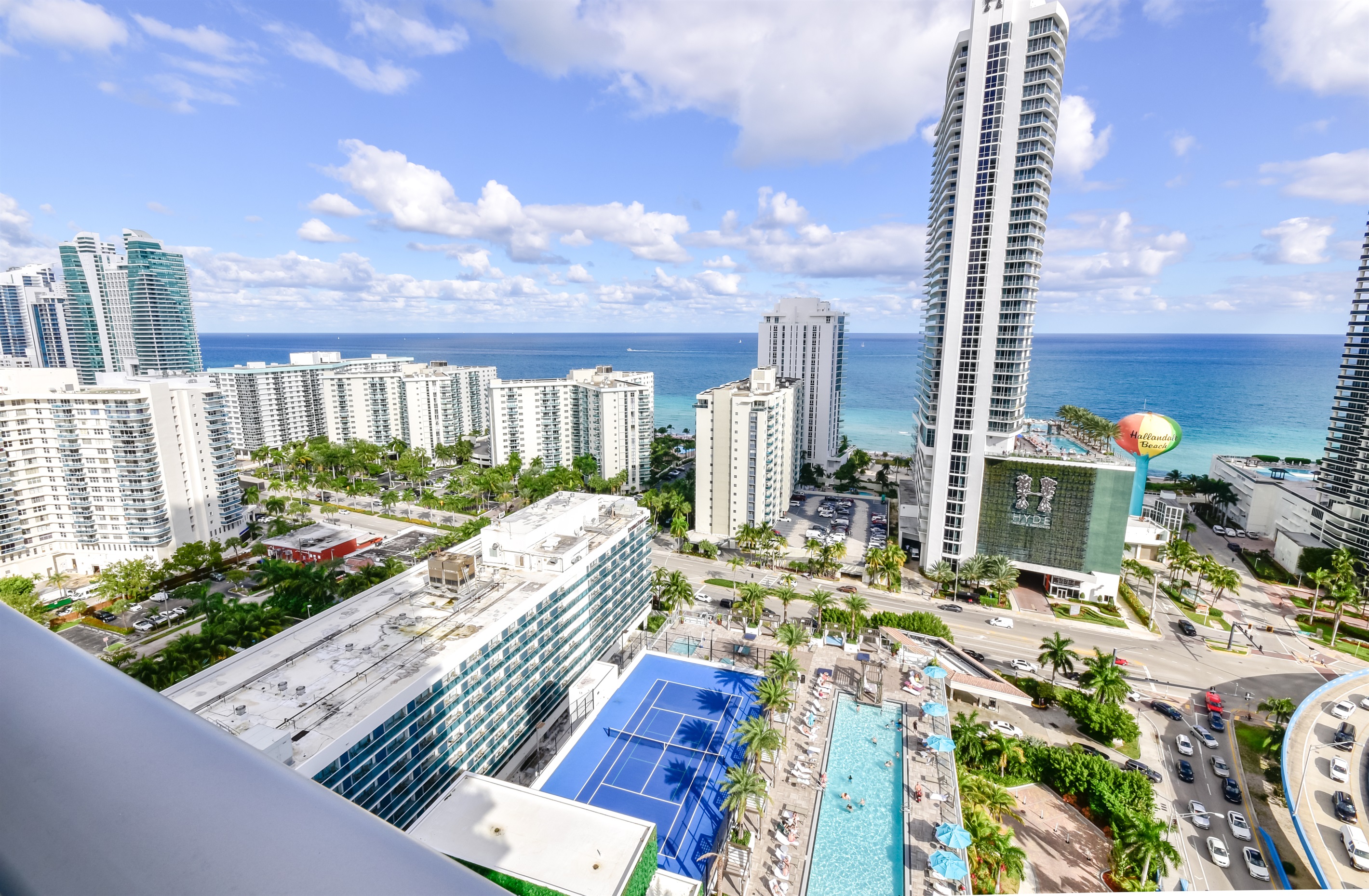 Pool, City and sea view