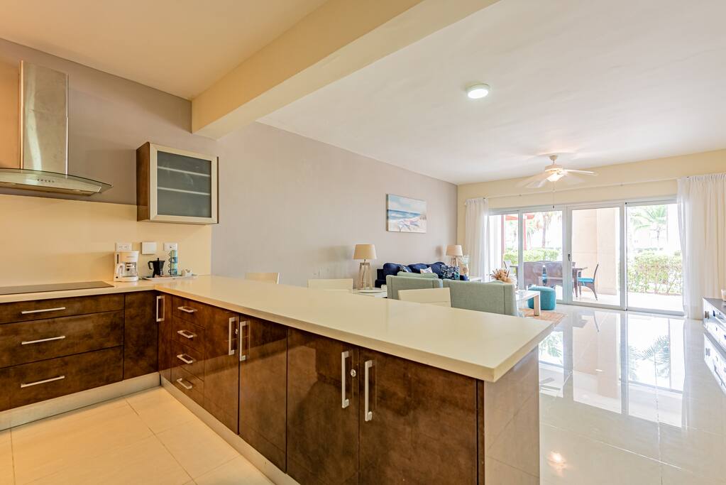This open space is ideal for entertaining and watching the family while preparing snacks and meals!
