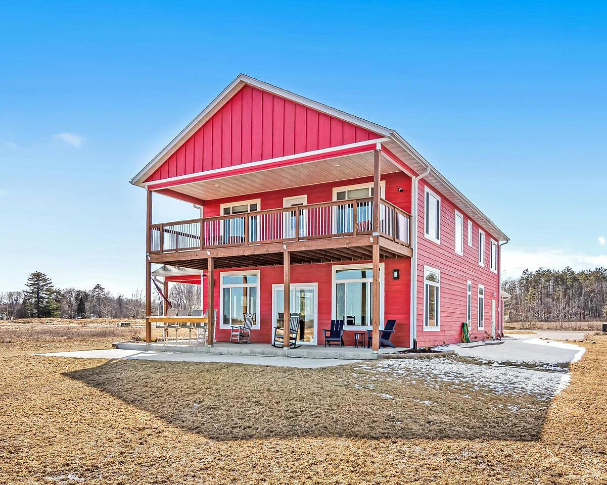 Heckle your friends from the patio bar or second story deck while they smash golf balls off the #3 tee box!
