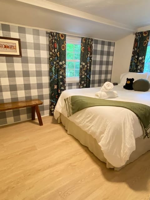 The Cardinal Cabin, downtown Lake Lure, 2BR