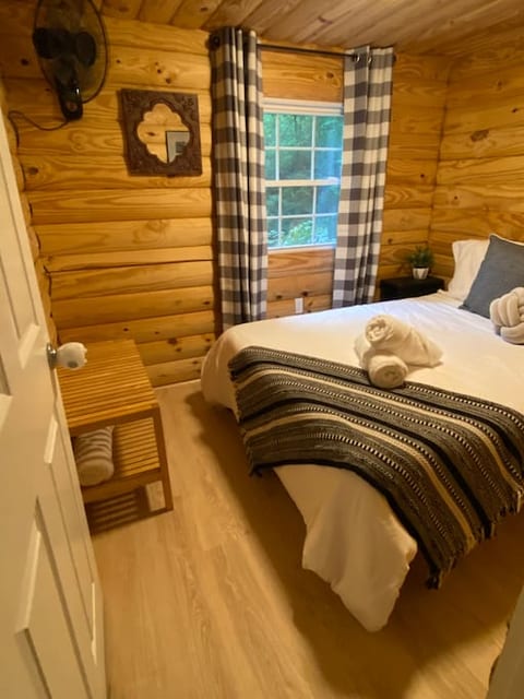 The Cardinal Cabin, downtown Lake Lure, 2BR