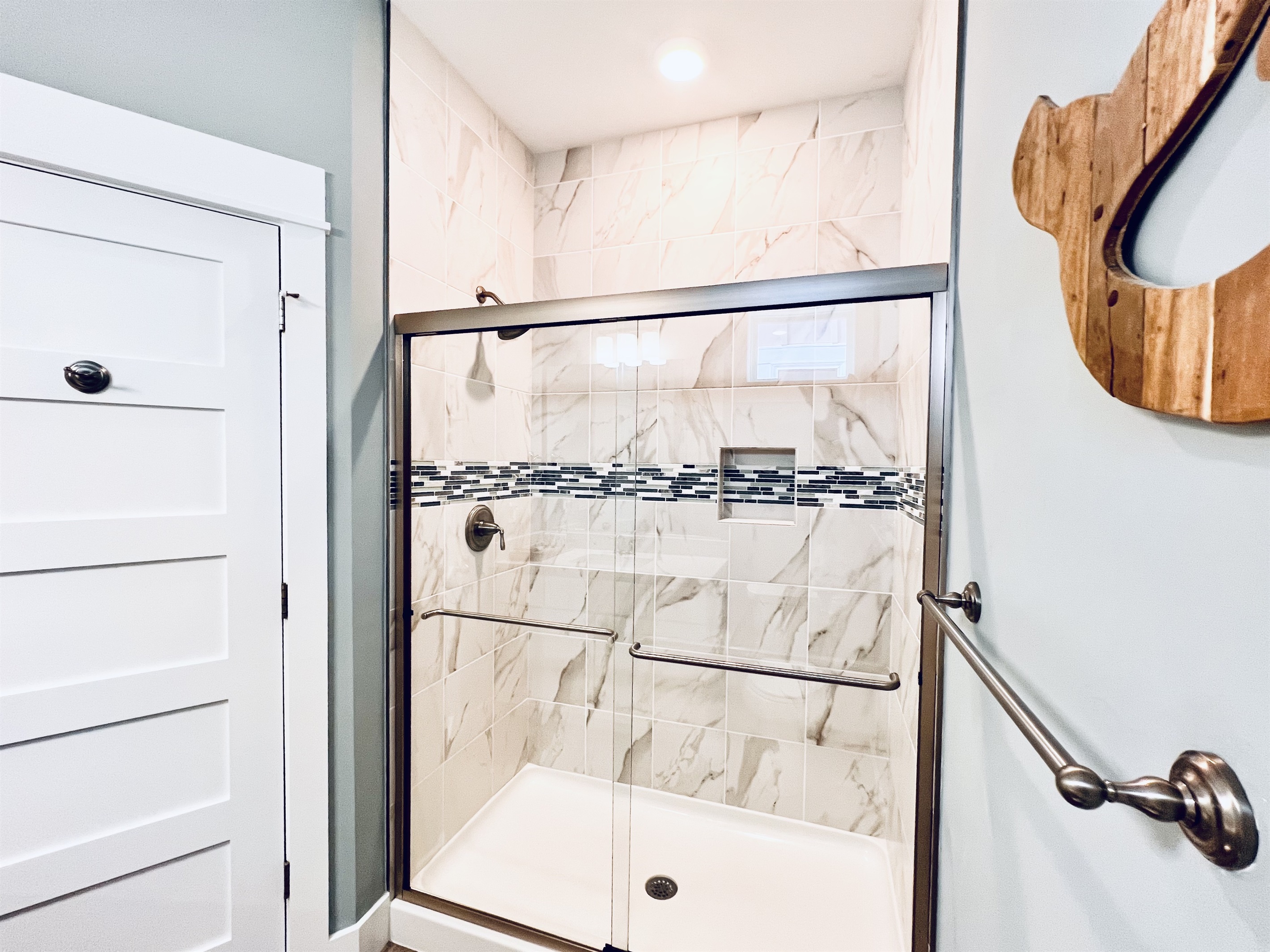 A bathroom that's as beautiful as it is functional – truly a masterpiece in white.