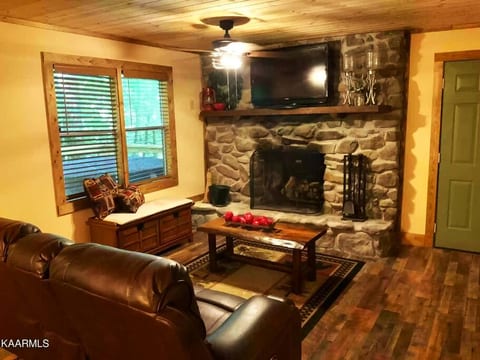 NEW! Creekside Couple's Retreat, Enjoy tranquility