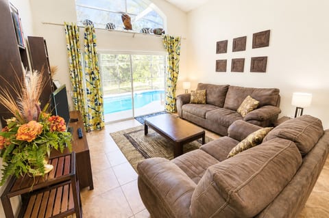 4BR Pool Home in Gated Lake Berkley Resort Near Disney, Wifi