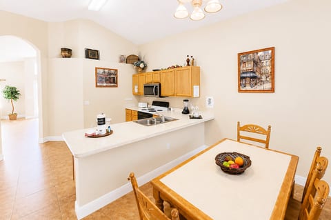 4BR Pool Home in Gated Lake Berkley Resort Near Disney, Wifi