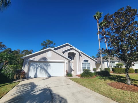 4BR Pool Home in Gated Lake Berkley Resort Near Disney, Wifi