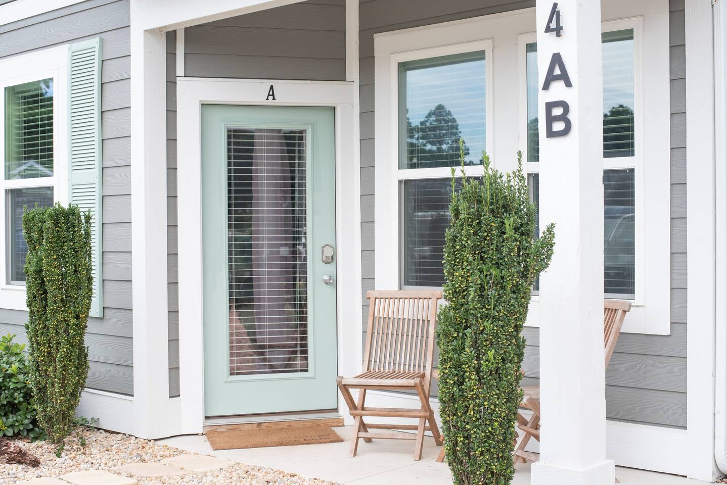 Entrance with sitting area arranged.