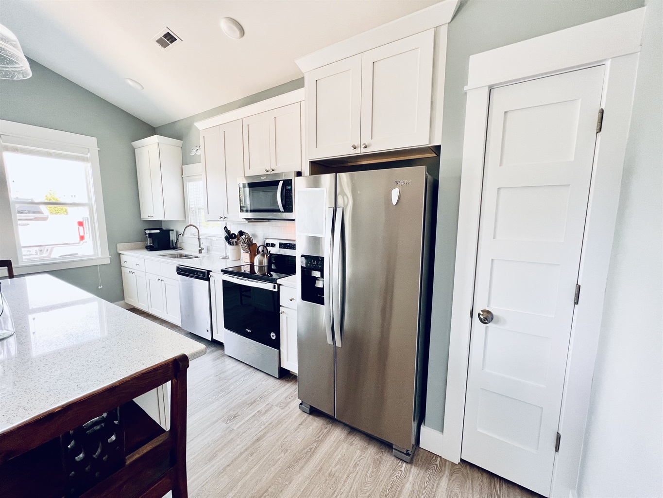 All you need for a gourmet experience is right here in this white-themed kitchen.