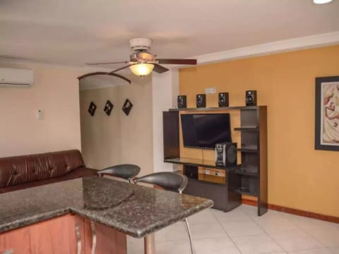 4 Bedroom Combo 3 Bed and 1 Bed Two hot Tubs AC 