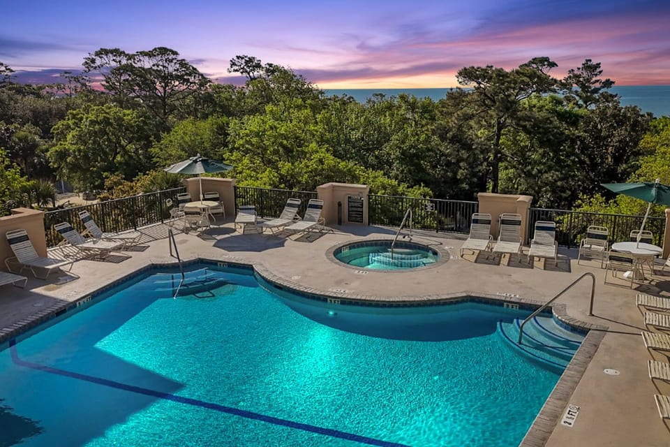North Shore Place Rooftop Pool and Hot Tub