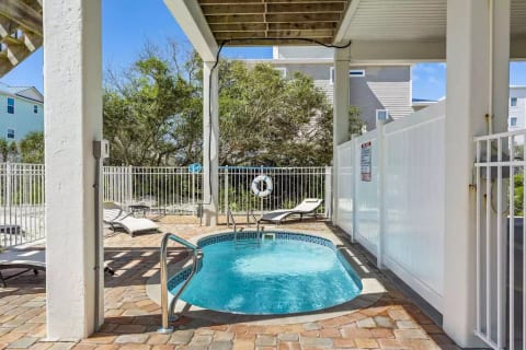 Small private pool (can be heated)