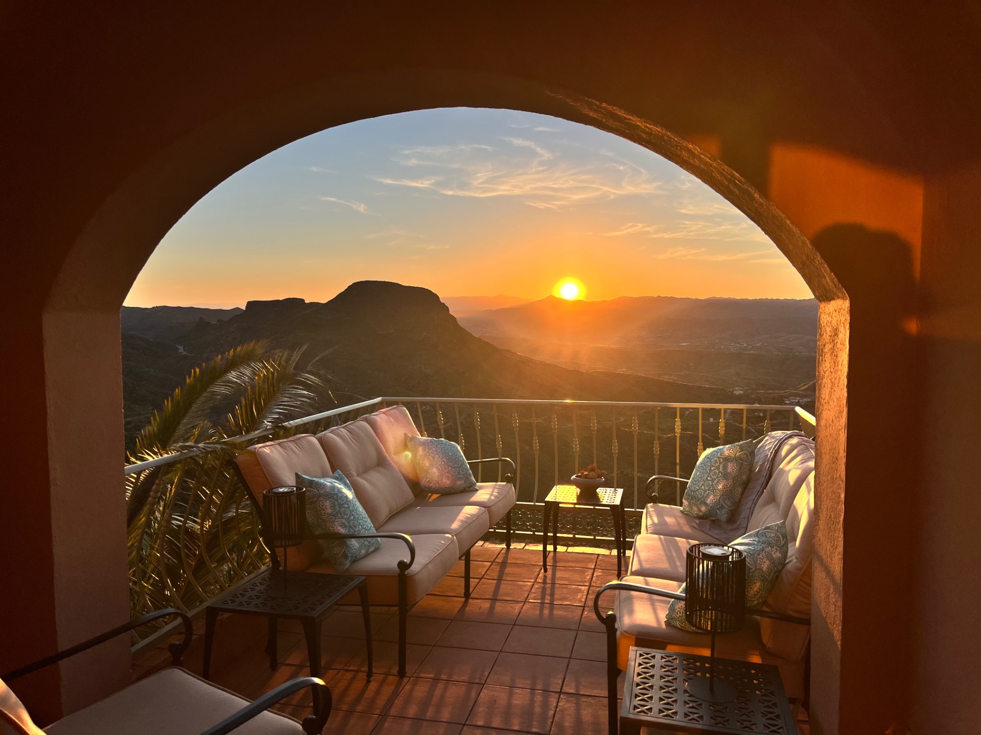 Relax with a sundowner of the balcony. Jusf off the shaded verandah. 