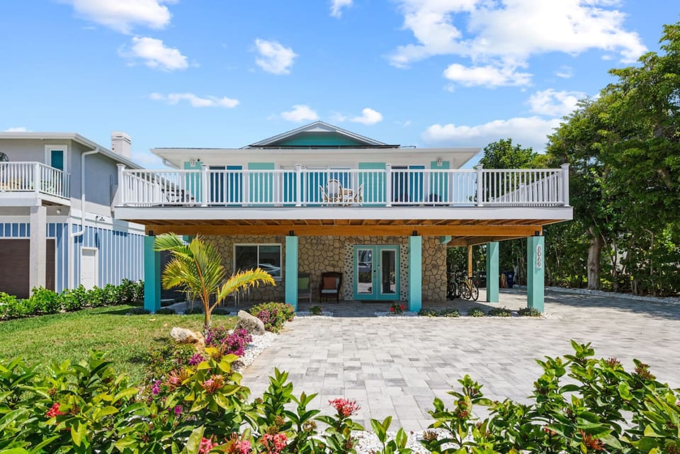 Go to the beach from expansive heated pool home - Fort Myers Beach