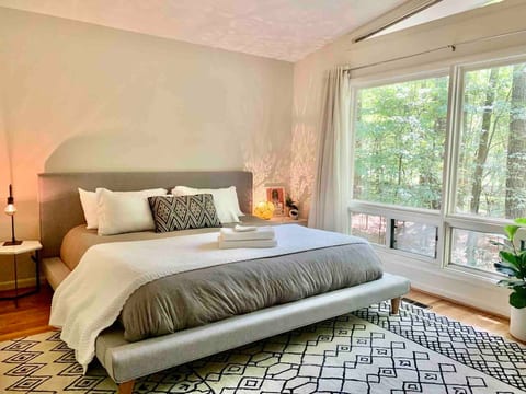 Mid-Century Designer w/ King Beds & Sonos Stereo
