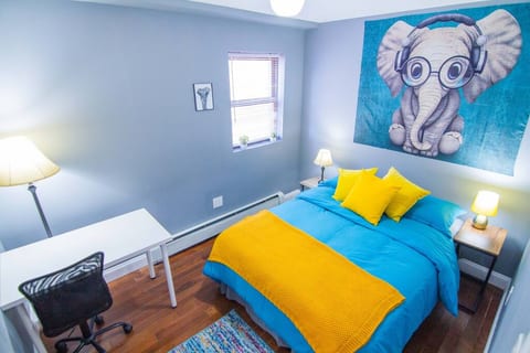 Beautiful 1BR with Private Balcony 5mins to Trains