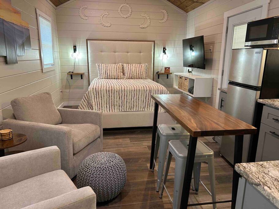 Cozy Retreat + Hot Tub + Near Town/Train/Breweries