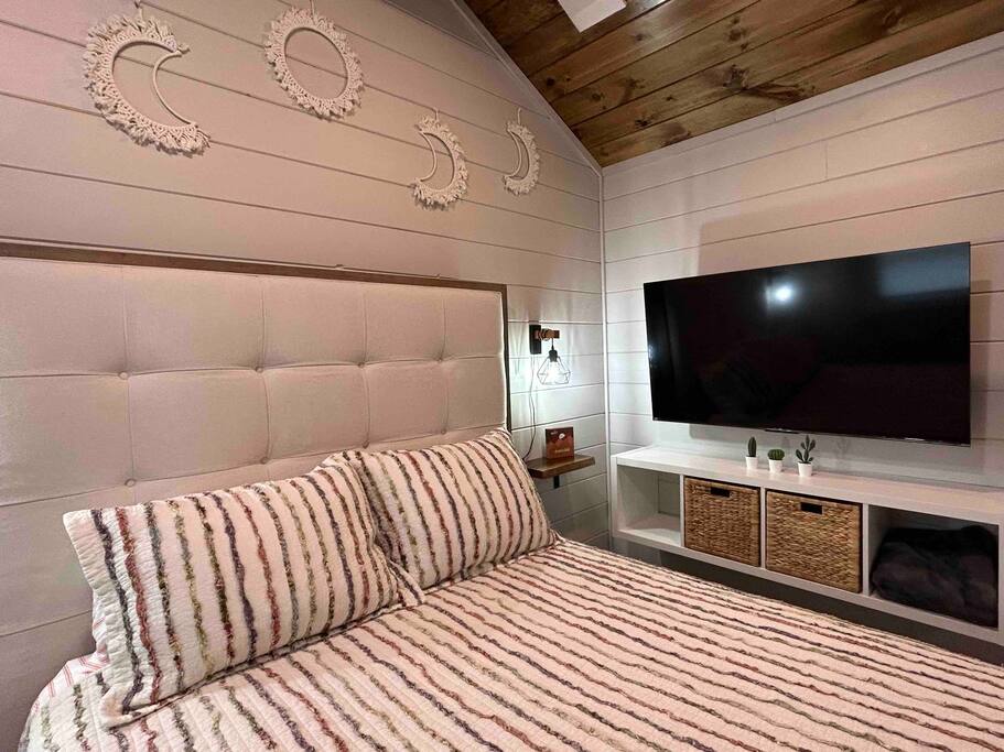 Cozy Retreat + Hot Tub + Near Town/Train/Breweries