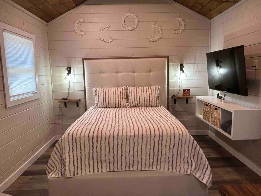 Cozy Retreat + Hot Tub + Near Town/Train/Breweries