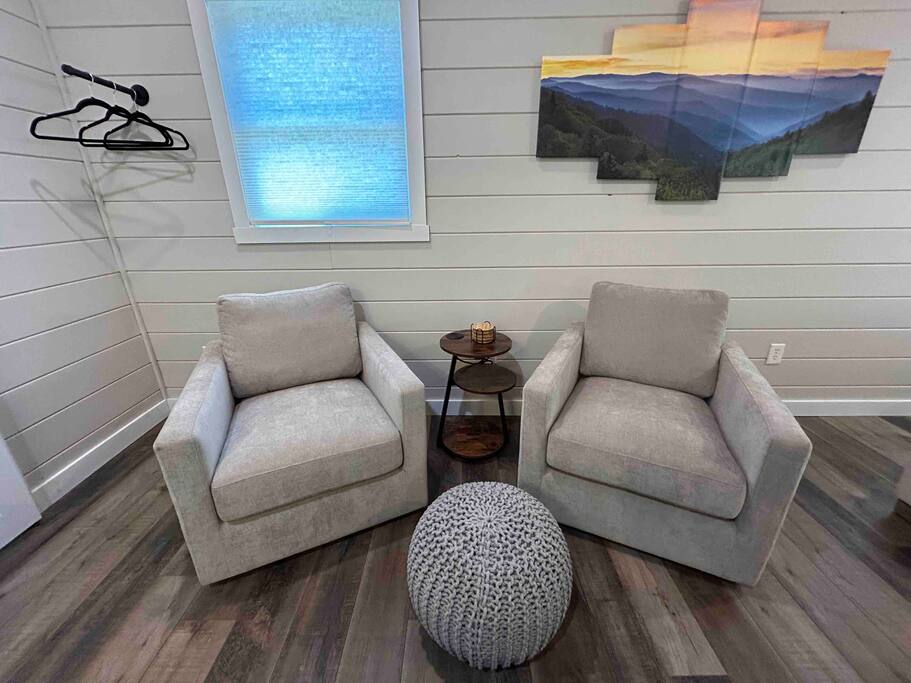 Cozy Retreat + Hot Tub + Near Town/Train/Breweries