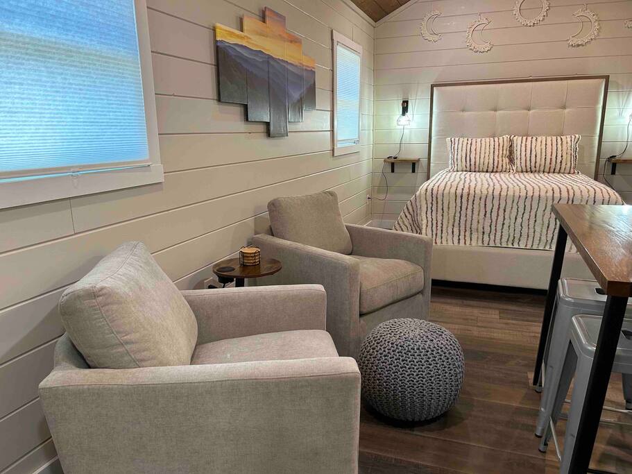 Cozy Retreat + Hot Tub + Near Town/Train/Breweries