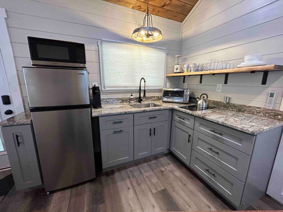 Cozy Retreat + Hot Tub + Near Town/Train/Breweries