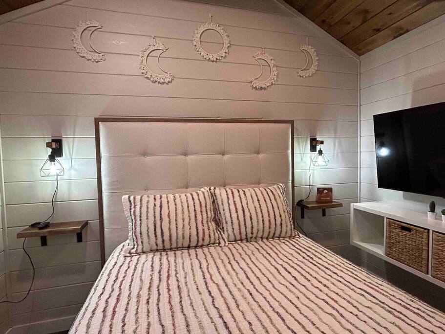 Cozy Retreat + Hot Tub + Near Town/Train/Breweries