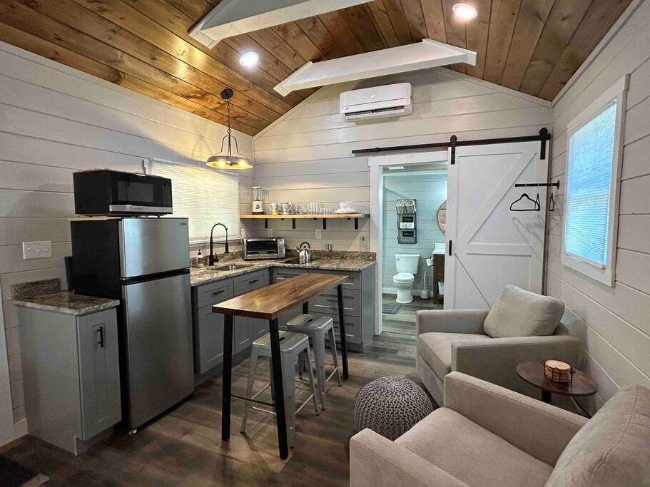 Cozy Retreat + Hot Tub + Near Town/Train/Breweries