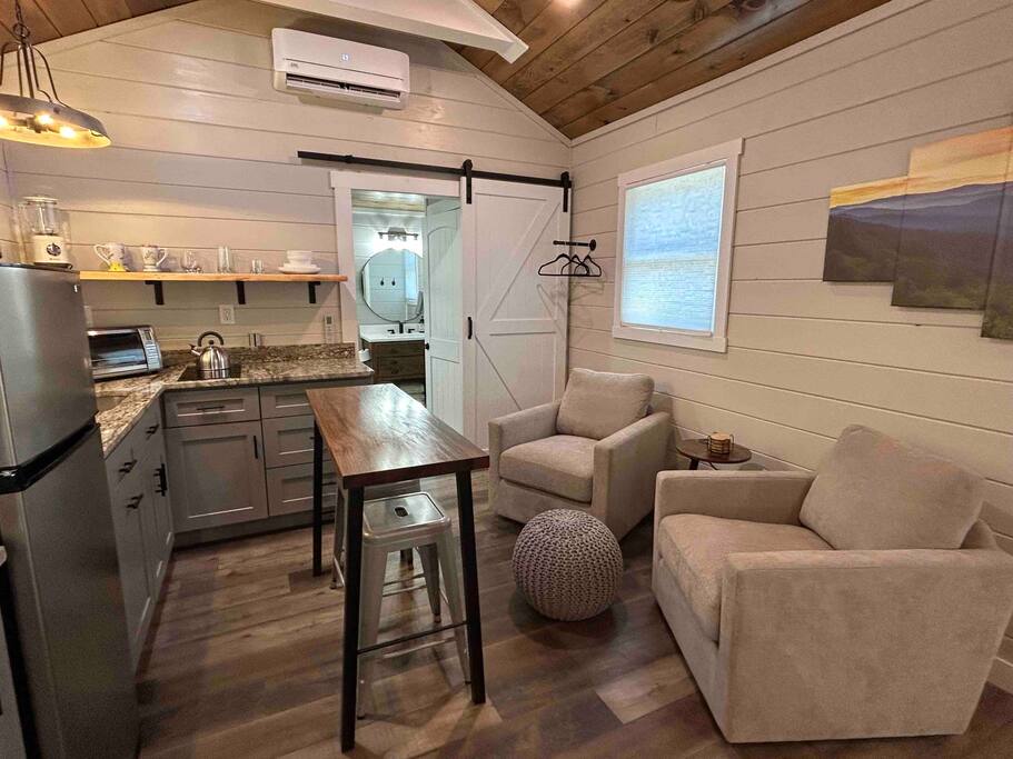 Cozy Retreat + Hot Tub + Near Town/Train/Breweries