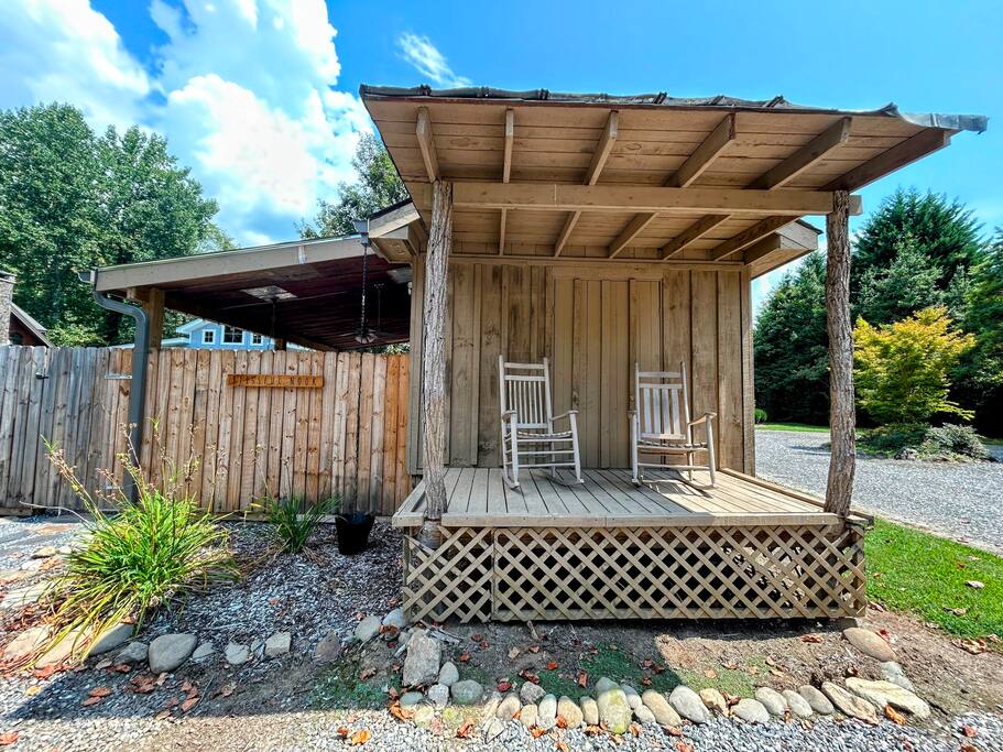 Mountain getaway at Bryson City tiny house Mountain getaway at Bryson City tiny house - Cozy Retreat + Hot Tub + Near Town/Train/Breweries - 28713