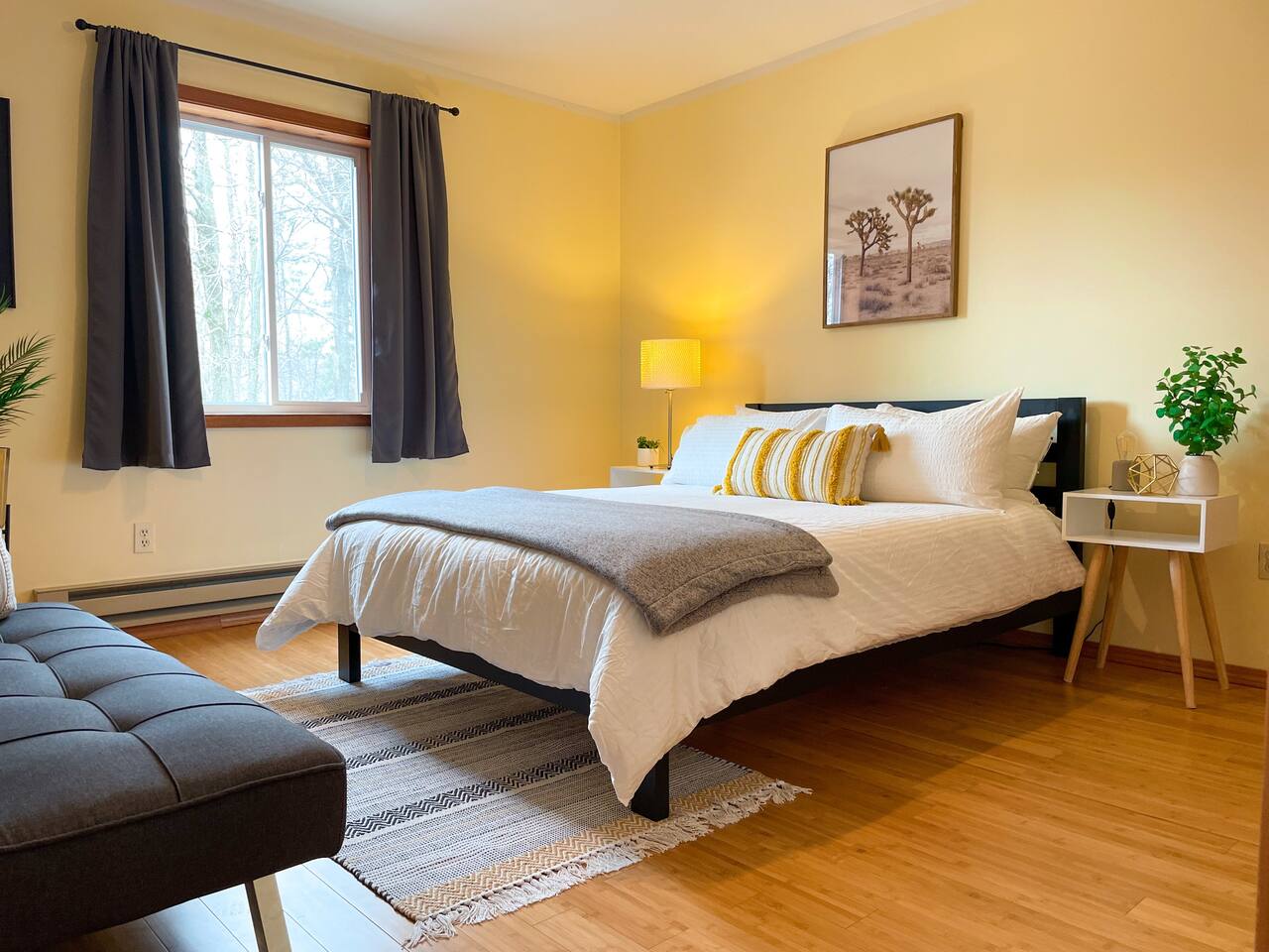 Upstairs bedroom with Queen Bed and Day Bed