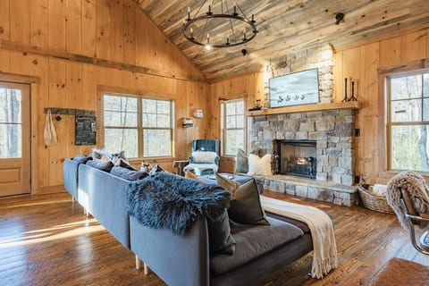 Luxe Cabin Getaway•BlueRidge•Vineyards•HotTub