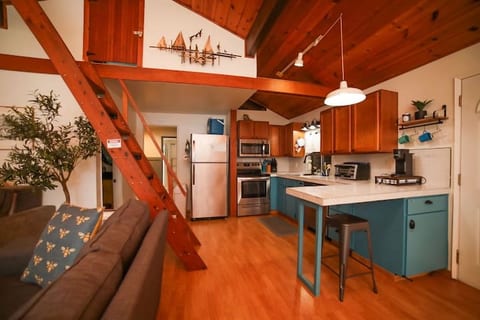 Small but equipped kitchen to cook or reheat meals