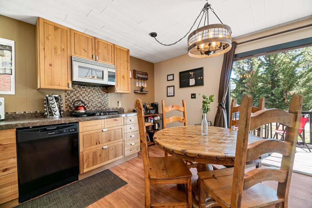 new-hot-tub-*-central-heat-*-nearzoo-*-fenced-yard/