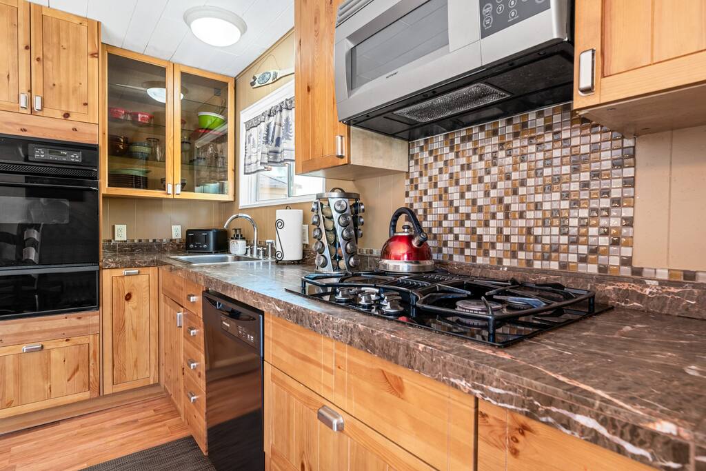 new-hot-tub-*-central-heat-*-nearzoo-*-fenced-yard/