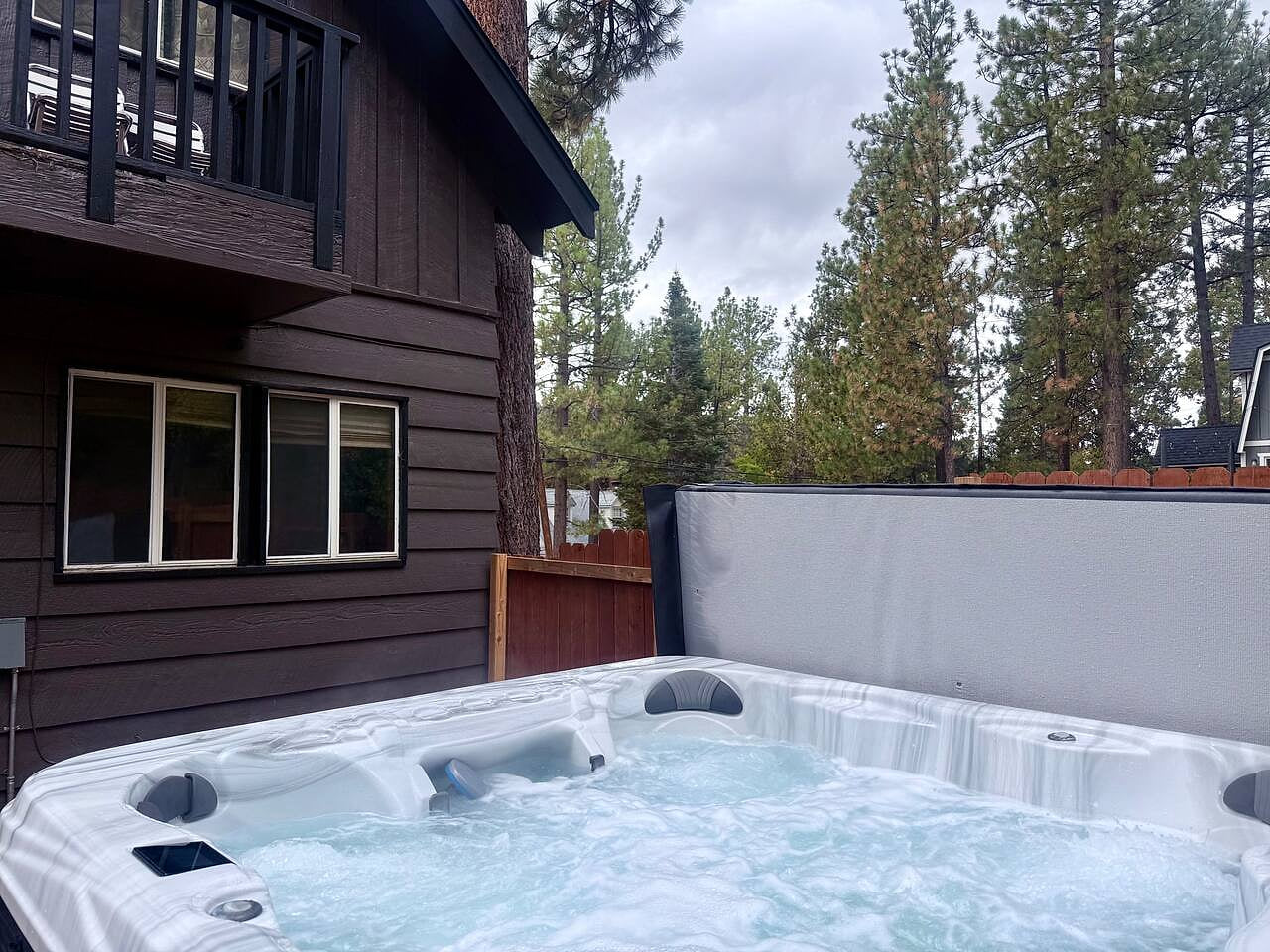 NEW Hot Tub • Central Heat • NearZoo • Fenced Yard
