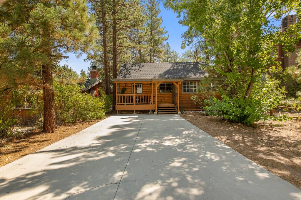 Hot Tub • Fenced Yard • Arcade • Walk To Lake