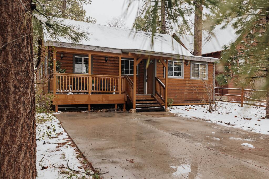 Hot Tub • Fenced Yard • Arcade • Walk To Lake