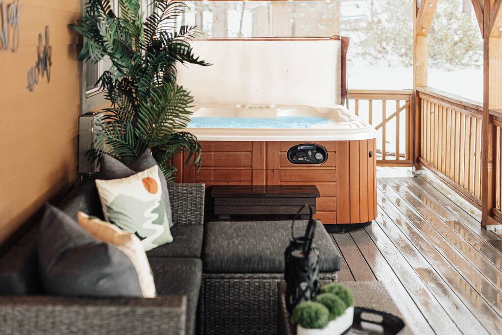 Hot Tub • Fenced Yard • Arcade • Walk To Lake