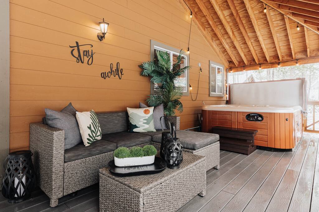 Hot Tub • Fenced Yard • Arcade • Walk To Lake