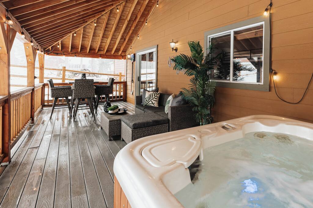 Hot Tub • Fenced Yard • Arcade • Walk To Lake