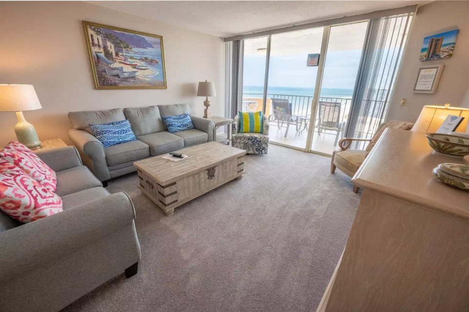 Direct Oceanfront, Beautifully Decorated!