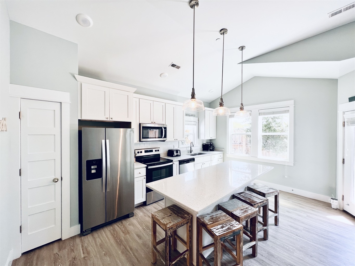 Cook, bake, and entertain in style with a kitchen that has it all.