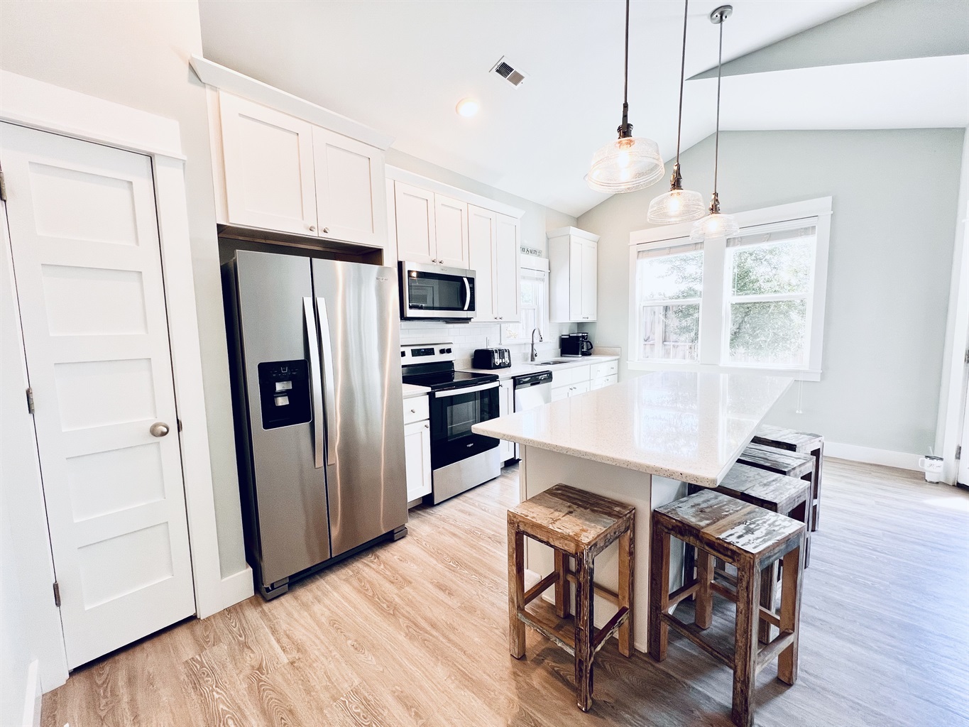 All you need for a gourmet experience is right here in this white-themed kitchen.