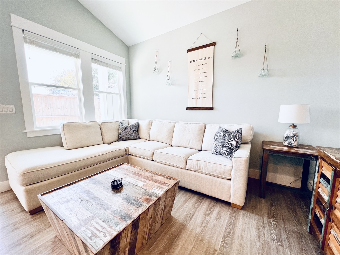 Movie marathons, family time, and pure comfort – all in one room.